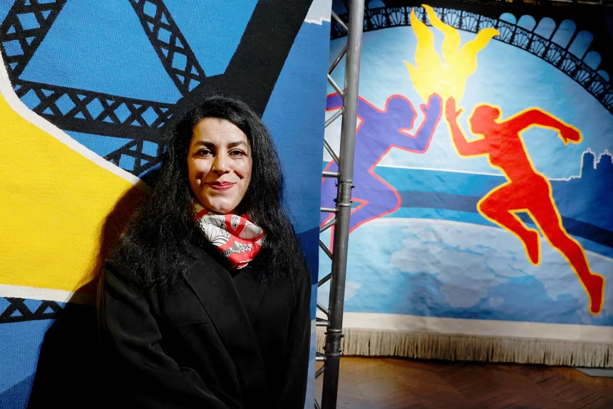 CNNFrancePR's tweet photo. Marjane Satrapi, artiste franco-iranienne et autrice de « Persepolis », est décédée à l'âge de 56 ans https://t.co/c7r73F8btA https://t.co/wCK1kR0275