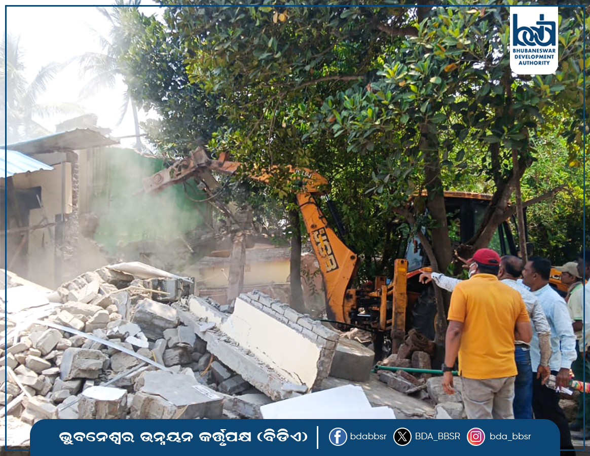 BDA_BBSR's tweet photo. The Enforcement Wing of BDA, in coordination with officials from GA Department, BMC &amp; Works Department continued the eviction drive at Naka Gate Square for widening of road. During the drive several illegal structures built on government land were demolished.
#BDA #EvictionDrive https://t.co/MY0MfXVQmi