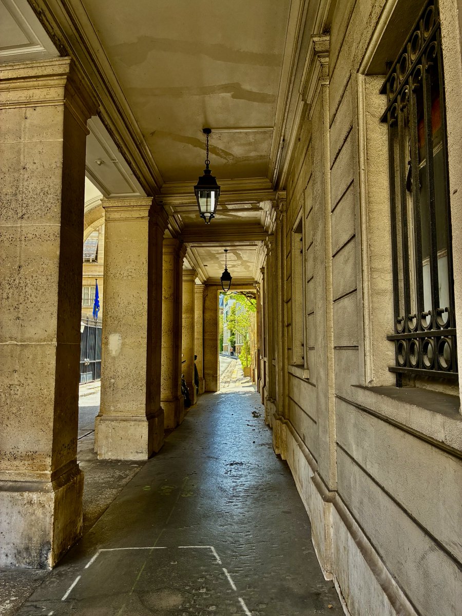 BFleurot's tweet photo. Des petits passages protégés rue de Grenelle 📸 B. Fleurot https://t.co/18om7NhMlq