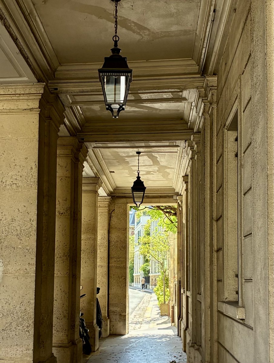 BFleurot's tweet photo. Des petits passages protégés rue de Grenelle 📸 B. Fleurot https://t.co/18om7NhMlq