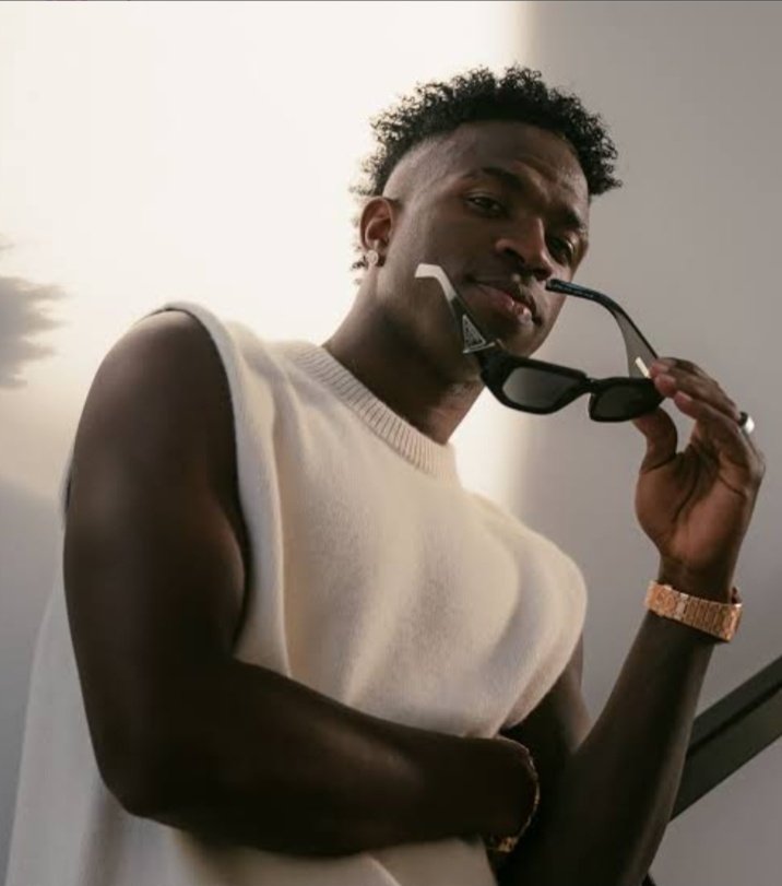 enhymengo's tweet photo. o desconhecido embaixador global da prada, boss, playstation, nike, e outras marcas vinícius junior https://t.co/FjKRC6J9uY