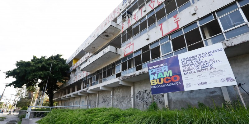 joulefenton's tweet photo. Um exemplo muito positivo de como trazer moradias aos centros abandonados das cidades brasileiras:

O prédio da antiga Vice-Governadoria de Pernambuco está sendo transformado em moradia popular para 48 famílias que antes viviam em palafitas.

Em vez de jogar essas pessoas pra conjuntos habitacionais longe da cidade, a iniciativa faz com que elas vivam no centro da cidade e perto de onde elas já viviam, numa região bem atendida por infraestrutura urbana, transporte, serviços públicos e empregos.
No mesmo terreno também está sendo construída uma creche/escola que atenderá essas famílias e outras do bairro.

É exatamente o tipo de política urbana que deveria ser mais comum no Brasil: reaproveitar prédios e terrenos públicos abadonados para criar habitação social nos centros das cidades.