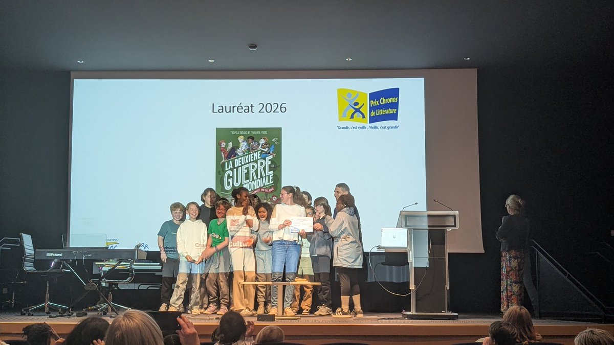 PrixChronos's tweet photo. Remise des #PrixChronos
Pour la catégorie 6e/5e, les élèves du Collège Besson Paris 20, présentent les ouvrages en lice à travers leurs vidéos.📹
Daniel Goldberg remet le prix à l'éditrice de Thomas Rabino et Virginie Vidal pour "La 2nd guerre mondiale racontée par des ados"👏👏 https://t.co/jtTfLkhDMT