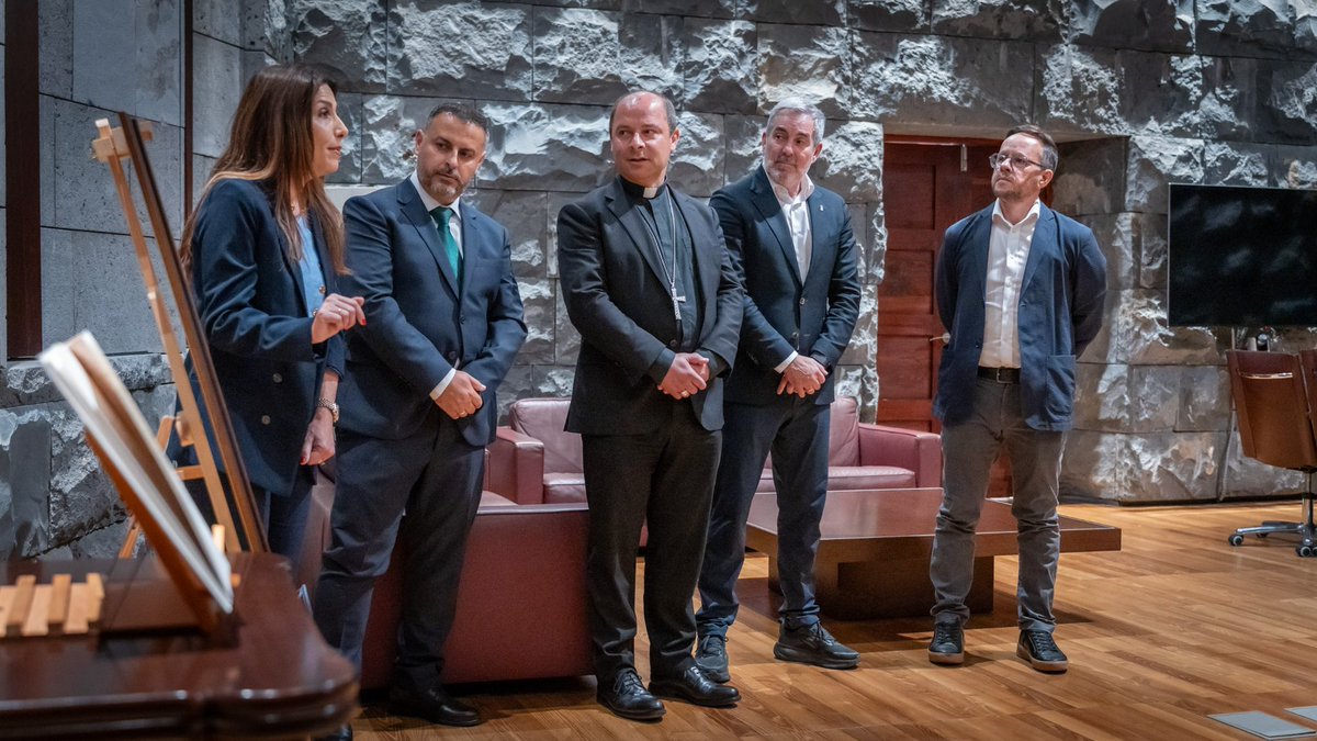 FClavijoBatlle's tweet photo. #Canarias es tierra de raíces profundas y caminos compartidos.

La historia de los antepasados palmeros del Papa León XIV nos recuerda la de tantas familias canarias que cruzaron el Atlántico llevando siempre consigo el vínculo con sus Islas.

Será un honor entregar a Su Santidad un estudio genealógico que reconstruye sus raíces canarias desde Santa Cruz de La Palma hasta América.

Un gesto cargado de memoria, identidad y afecto. Porque #Canarias sabe lo que significa partir, pero también sabe mantener vivo el lazo con quienes nunca dejaron de formar parte de nuestra historia.