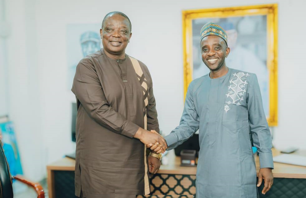 ECsalone's tweet photo. ECSL Chairman, Mr Edmond Sylvester Alpha, met with Information Minister Hon. Chernor Bah to strengthen collaboration on electoral transparency, civic education, and combating misinformation. Both institutions agreed to deepen cooperation through an MoU https://t.co/aQHlo7rpsT