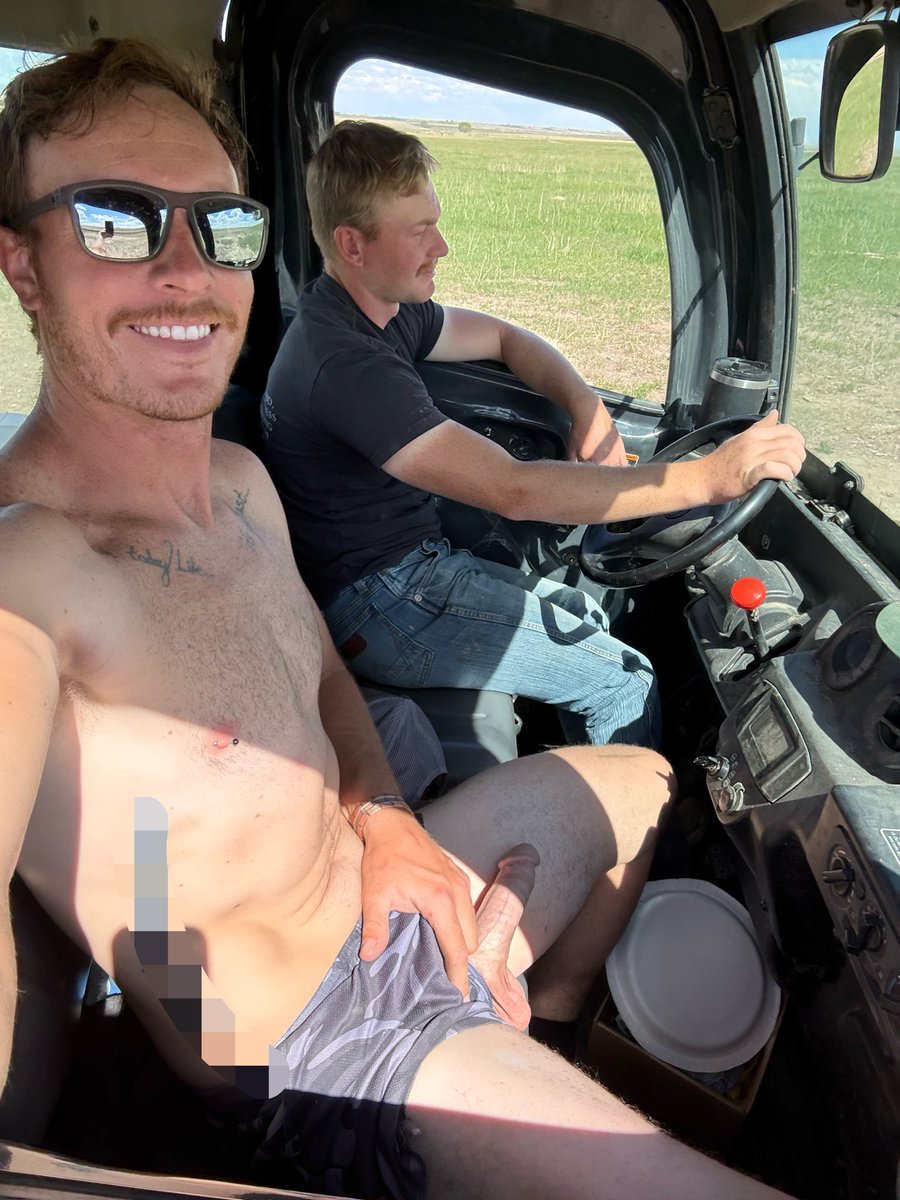 RJWhitexxx's tweet photo. This is why I wear shorts on the ranch 🚜🤠 https://t.co/YMGJOqJRta