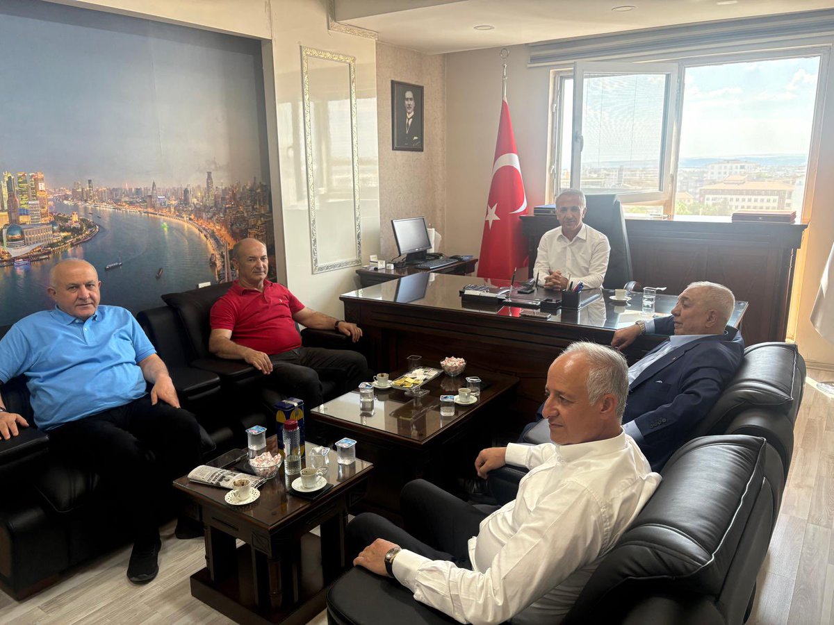 batman_tb's tweet photo. Borsamız Yönetim Kurulu Başkanı Arif Güneş beraberindeki heyetle birlikte, Batman Esnaf ve Sanatkârlar Odaları Birliği Başkanlığına seçilen Mehmet TEKİN’i makamında ziyaret ettiler. 
Yeni görevinin hayırlı olmasını diler, misafirperverliğinden dolayı kendisine teşekkür ediyoruz. https://t.co/ohkIE92TGd