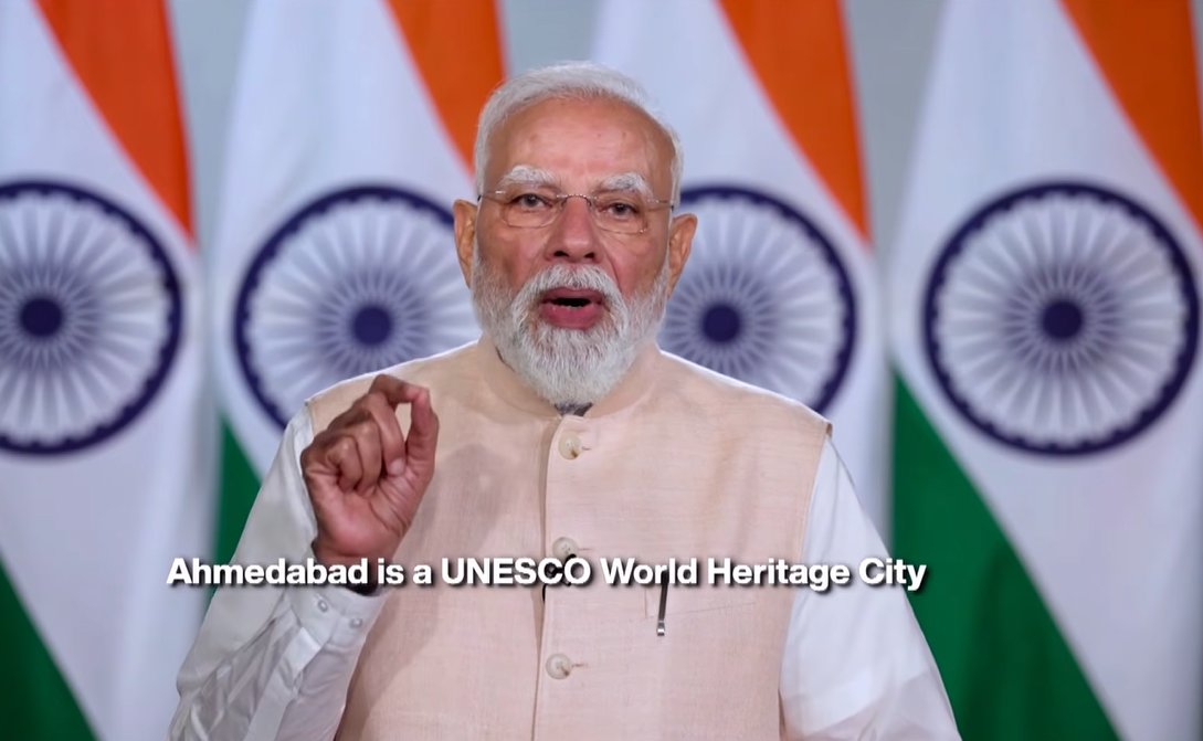 BJP4India's tweet photo. अहमदाबाद UNESCO world heritage city है और भारत के इस ऐतिहासिक शहर में ये आयोजन पूरे देश के लिए गर्व की बात है। 

अब से कुछ दिन बाद 21 जून को  world yoga day भी मनाया जाएगा।

इस दिन दुनिया के अलग अलग देशों में योग से जुड़े आयोजन होंगे और इसका प्रमुख कार्यक्रम भारत के एक और ऐतिहासिक शहर कोलकाता में होगा।

- पीएम @narendramodi
