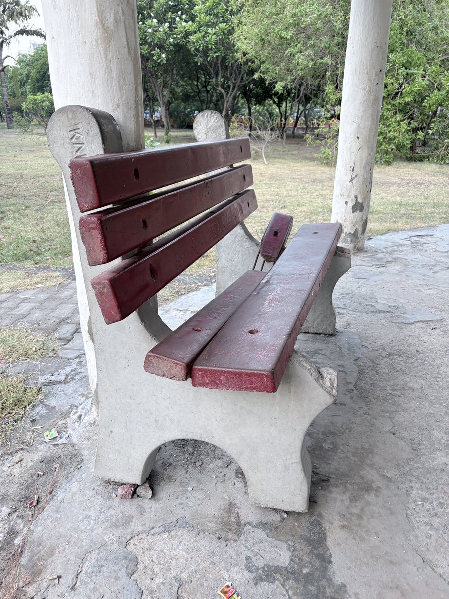 Bkumar12B's tweet photo. @OfficialGNIDA there is one big park in front of GNIDA Gerno west extension office but benches are very less even in dome only two broken benches are placed. Peoples face difficulties to sit after taking walk. #GNIDA requested to replace broken benches and add more benches. https://t.co/4VapGebweH