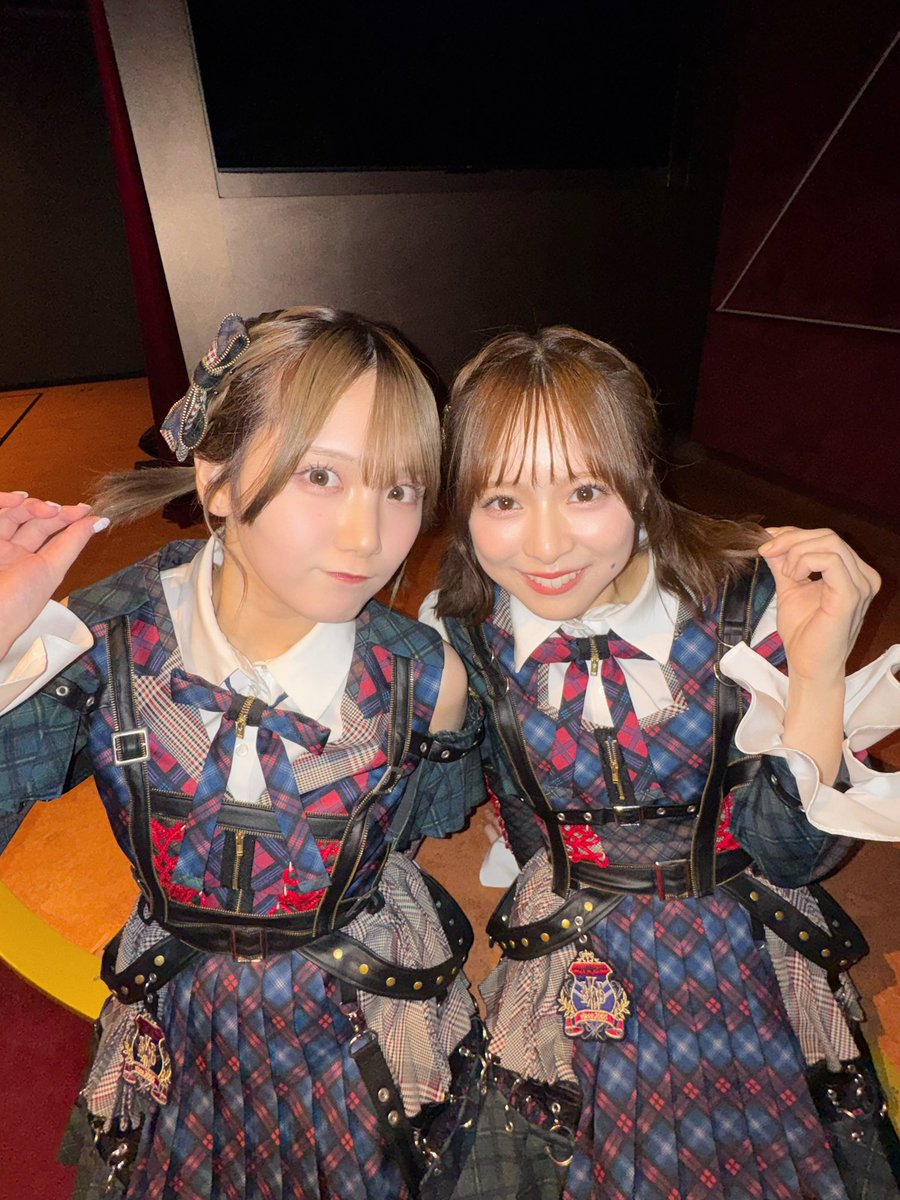 Kuranoo_Narumi_'s tweet photo. #ここからだ公演　
ありがとうございました☺️
ペンライトいっぱい見えて嬉しかったぁ
今日も賑やかな公演、楽しかったです！
卒業公演前、
最後だった田口とお揃い👧👧
あっという間に過ぎちゃったねー！
って歌���てて本当に実感したから
日々、後悔なくいたいね…😌 https://t.co/vQE8NFMPDI