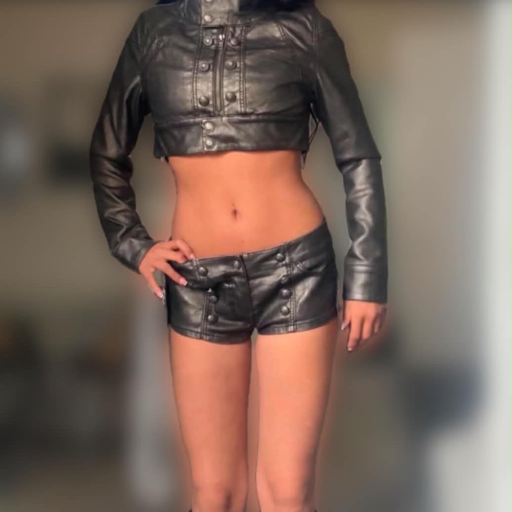 PrincessAlexisp's tweet photo. I want more sub funded leather 🖤🌚 https://t.co/txj2aKBUxs