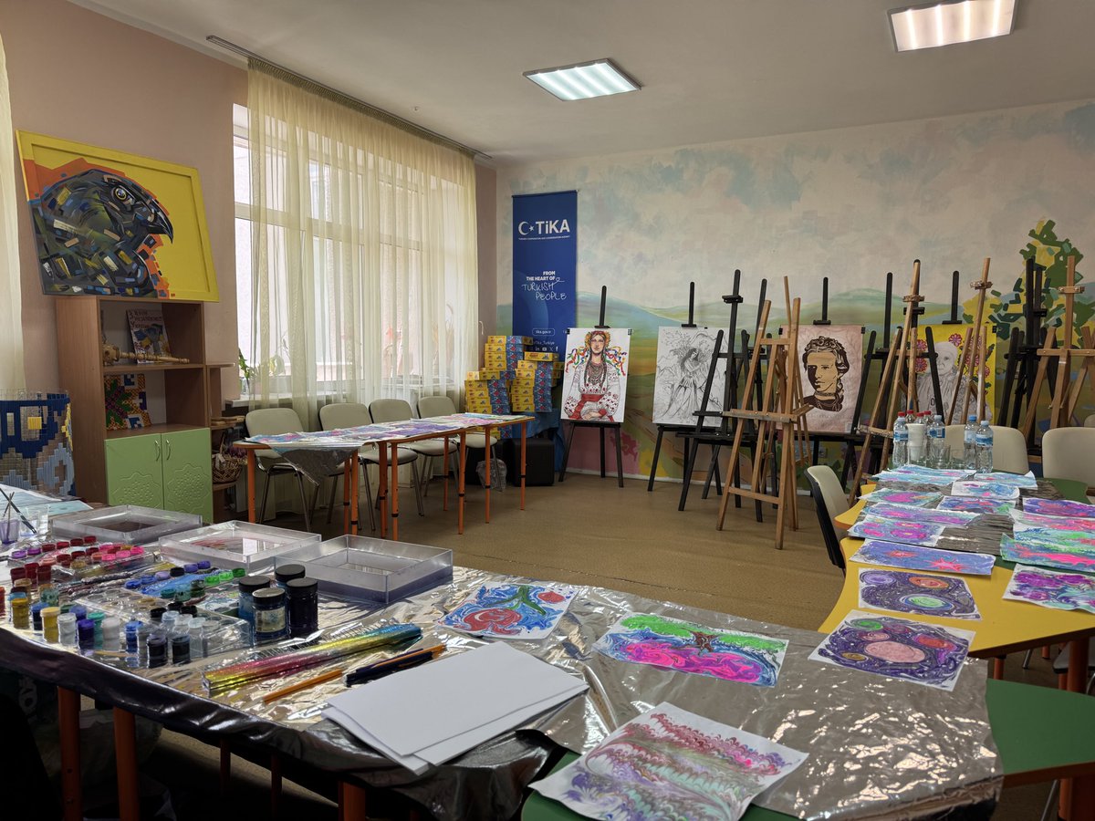 Tika_Ukraine's tweet photo. Реабілітація дітей в Україні, які постраждали від війни, стане ефективнішою завдяки мистецьким та культурним активностям. 

@Tika_Turkiye оснастила арт-студії ДПУ «МДЦ «Артек» обладнанням для вишивання, декорування, гончарства, ткацтва, живопису та 3D-моделювання. 

🇹🇷🤝🇺🇦 https://t.co/pVcuMQX7Wq