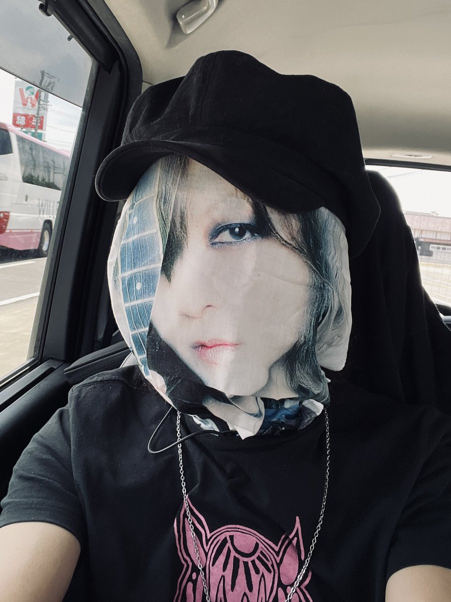 madohuchi's tweet photo. 昨日は「Tha pino noir」と「中山加奈子と大坂初夏の陣」のリハでした。
共にゴキゲン🤩
SUPERBLOODもツアー明けで絶好調だから準備万端🔥
日曜日はここ最近のMAD大内集大成をお見せしましょう。
ヨロシクどーぞ‼️

もーすぐ誕生日🎂

MADスケジュール
https://t.co/1jKofYXQYb https://t.co/dHf1b1rTLN