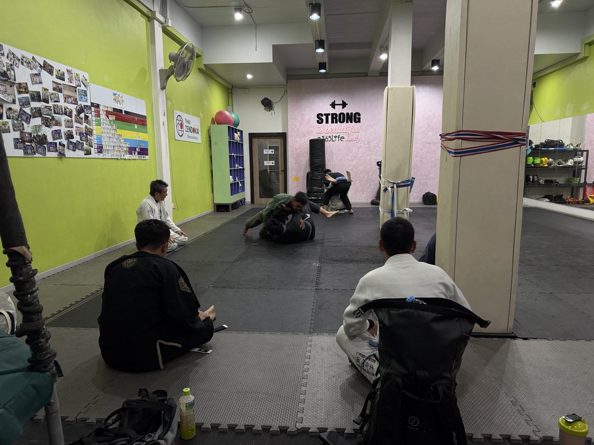 pssiam's tweet photo. 水曜19時はシーラチャーシーフード柔術です。

#ブラジリアン柔術
#シーラチャー
#プーパッボンカリー
#カオパットぷー https://t.co/eJ2v2pUsWp