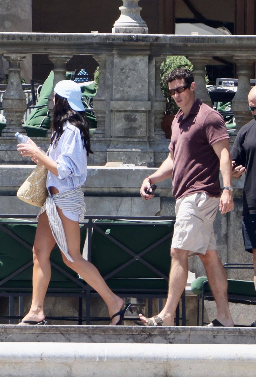 DLipaItaly's tweet photo. 🚨MAMMA E PAPÀ! Nuove foto di Dua Lipa e Callum Turner in giro per Palermo. https://t.co/GubydSidIe