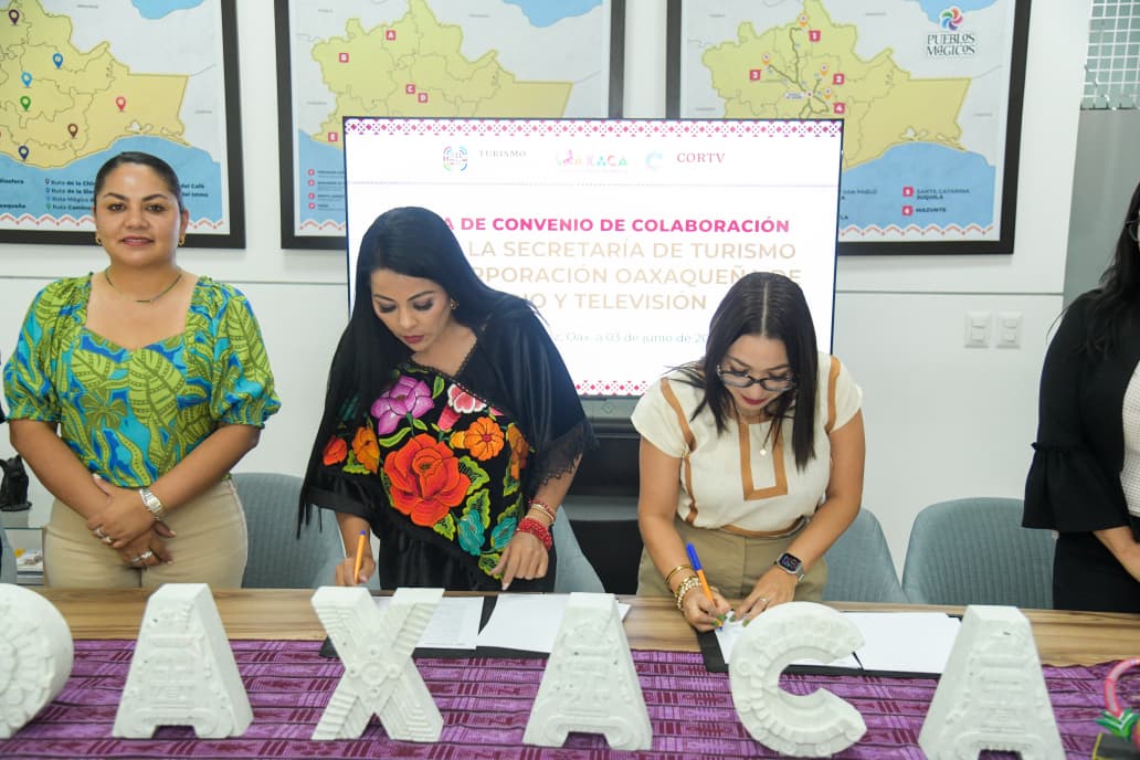 ContraProMx's tweet photo. 🙌🏼 ✨ SECTUR #OAXACA Y #CORTV SUMAN ESFUERZOS PARA LA PROMOCIÓN TURÍSTICA DEL ESTADO*
La Secretaría de Turismo (Sectur Oaxaca) firmó un convenio de colaboración con la Corporación Oaxaqueña de Radio y Televisión (Cortv), a fin de reforzar la difusión de oferta y actividades turísticas de la entidad.
👆🏽*OBJETIVO*
•Posicionar los destinos y experiencias de las ocho regiones del estado a través de contenidos audiovisuales y radiofónicos
📺📻 *APORTACIÓN*
•Ambas dependencias trabajarán en estrategias de difusión turística y creación de productos específicos como cápsulas radiofónicas y televisivas
En este marco, se desarrollará el programa “Oaxaca Profundo”, con ocho episodios para dar a conocer, desde la voz de las comunidades, experiencias, tradiciones y expresiones culturales que distinguen a la entidad.