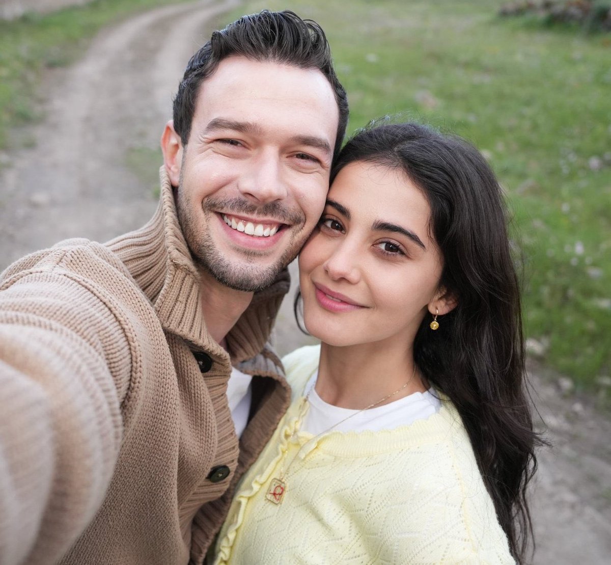 _magda14's tweet photo. Nos vemos hasta septiembre mis corderitos @aytacsasmaz @_helinkandemirr 💕
Gracias por entregarnos todo su talento en esta temporada. 
Sigan trasmitiendo esa buena vibra y esa dulzura que los caracteriza 🥰
Buenas vacaciones 🧿
#aytaçşaşmaz
#HelinKandemir 
#SevdiğimSensin 
#DicEr https://t.co/vU18ebluLR
