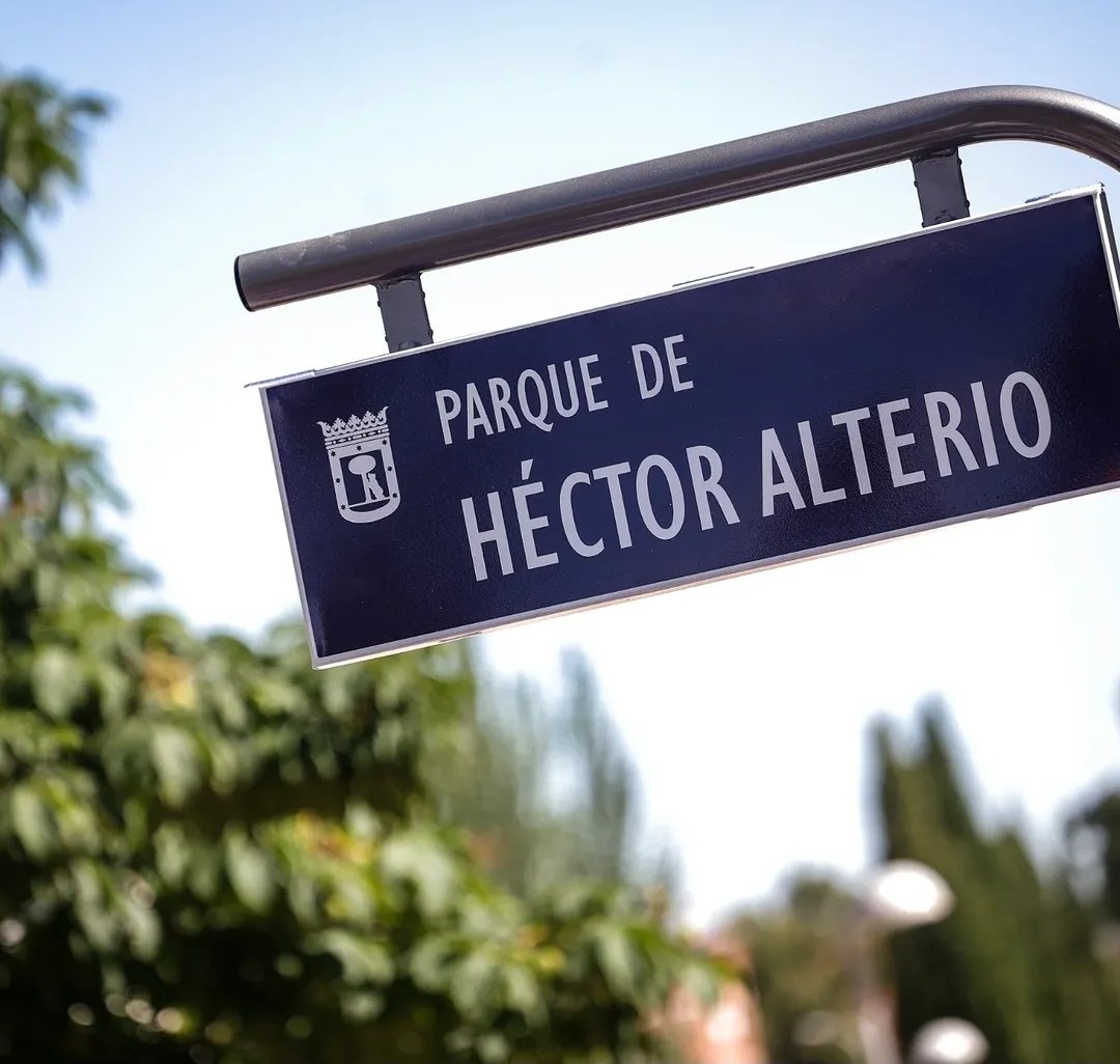 luisbremer's tweet photo. El barrio de Hotaleza en (Madrid) homenajeo al Gran Hector Alterio poniendo su nombre a un parque florido y frondoso, como su creatividad.  Malena,  su hija,  subió las fotos en Instagram con música de Susana Rinaldi y "Melodía de Arrabal". Alterio siempre entre dos orillas y el mismo amor.