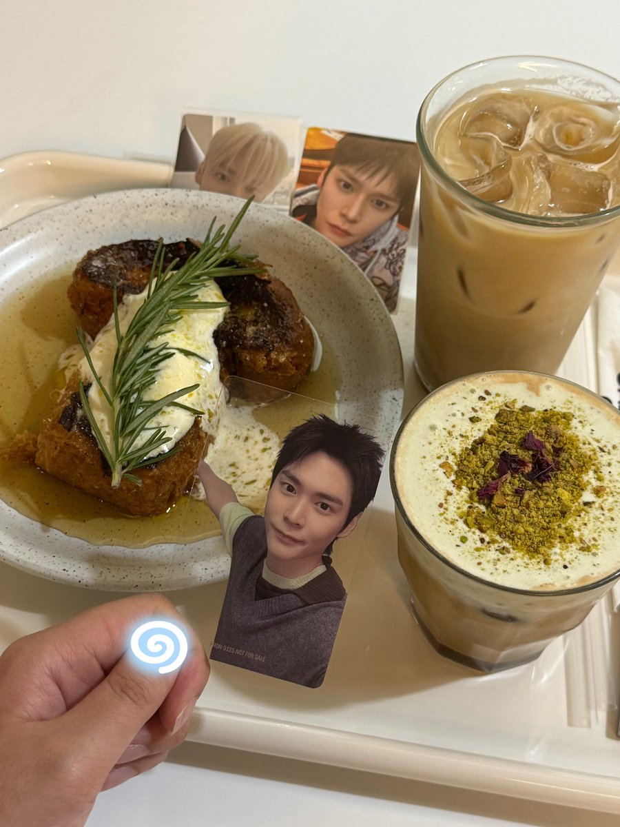 thisis1sang's tweet photo. 오타쿠는 사진을 두장 찍어 https://t.co/qy98rhKBvL