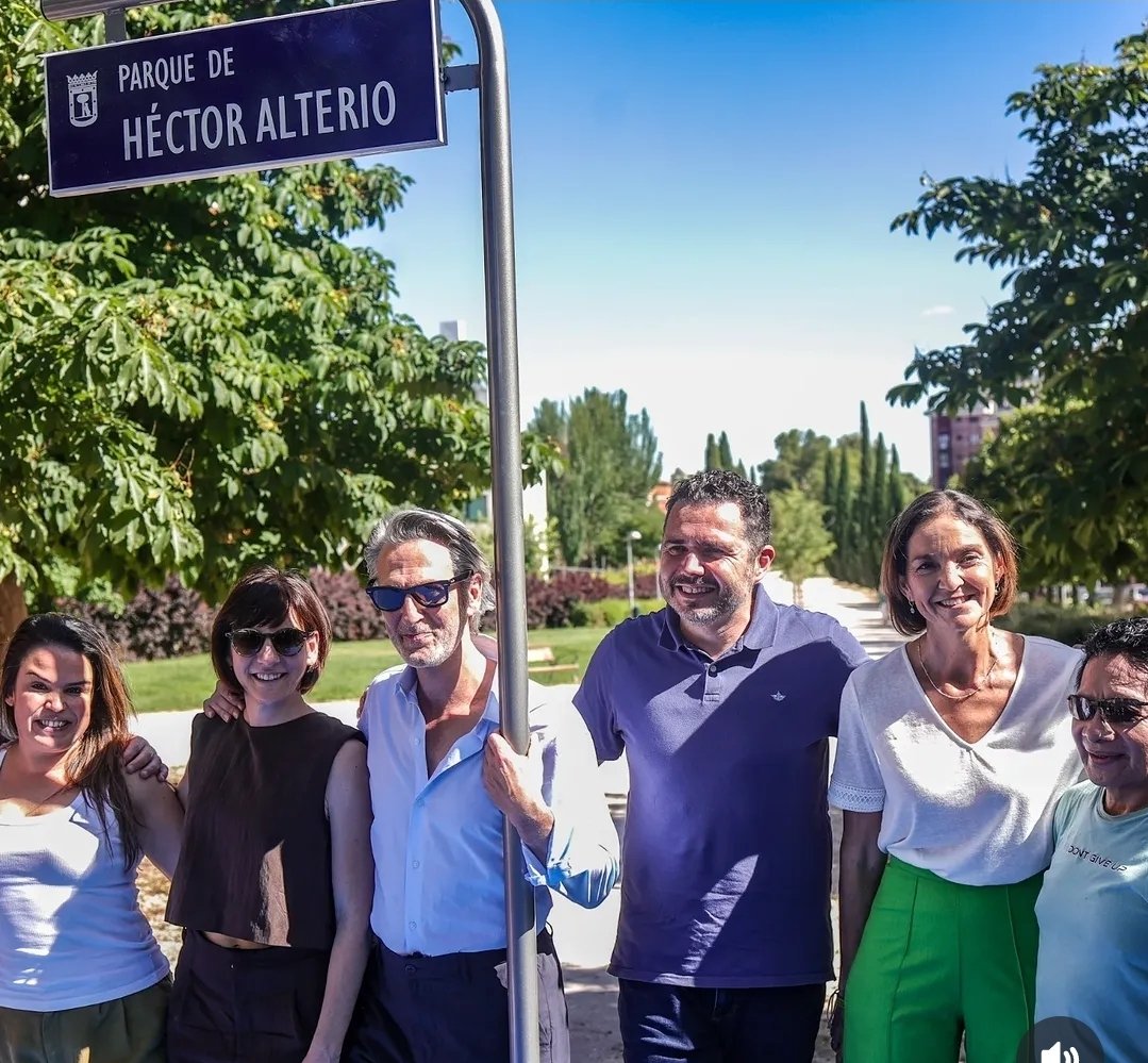 luisbremer's tweet photo. El barrio de Hotaleza en (Madrid) homenajeo al Gran Hector Alterio poniendo su nombre a un parque florido y frondoso, como su creatividad.  Malena,  su hija,  subió las fotos en Instagram con música de Susana Rinaldi y "Melodía de Arrabal". Alterio siempre entre dos orillas y el mismo amor.