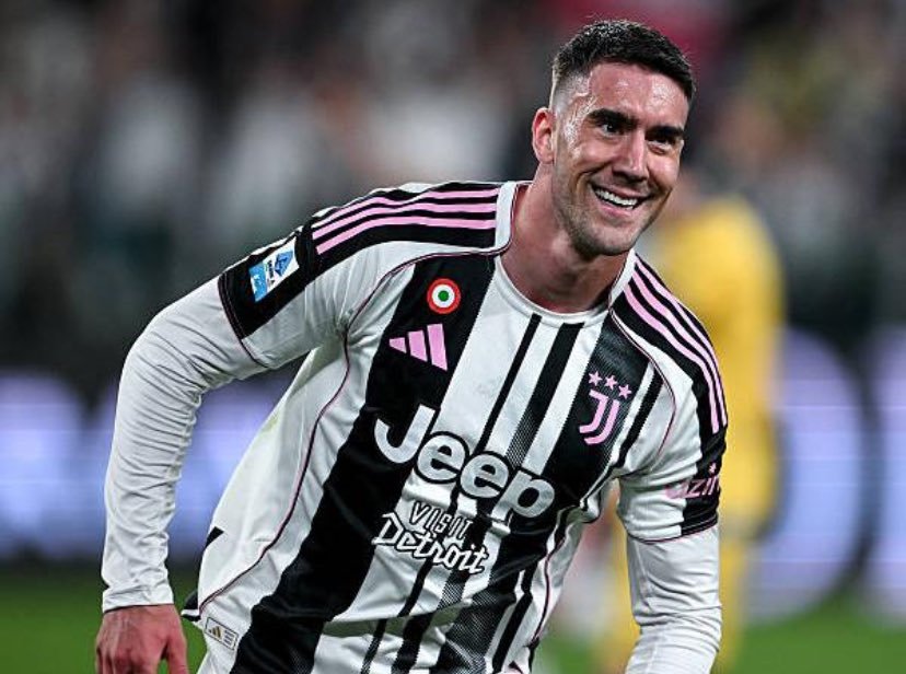SimplyUtd's tweet photo. 🚨 Manchester United are keeping a close eye on Dušan Vlahović as a potential striker target. The Serbian could become a cost-effective option if available on a free transfer, while Champions League football could help United win the race for his signature.

[@TuttoMercatoWeb] https://t.co/oOvsLWb4um