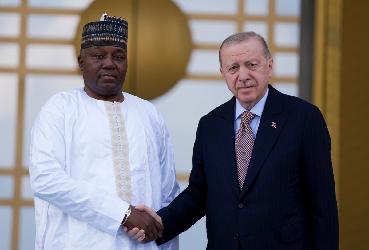 maligkler's tweet photo. Cumhurbaşkanımız Recep Tayyip Erdoğan, Nijer Cumhurbaşkanı Abdurrahman Tchiani'yi Cumhurbaşkanlığı Külliyesi'nde resmi törenle karşıladı. https://t.co/LDgVJSBAEA