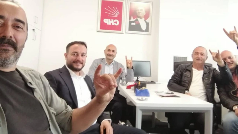 yirmiucderece's tweet photo. Burası MHP değil, CHP Genel merkezi!

Kemal Kılıçdaroğlu'nun danışmanı Ramazan Kubat'ın göreve iade edilmesinin ardından CHP Genel Merkezi'ndeki ofisinde ziyaretçileriyle "bozkurt" işareti yaparak poz vermesi yankı uyandırdı. 

MHP kökenli danışmanın ofisindeki bu görüntü, partideki hızlı kadro değişimi sürecinde dikkat çeken bir gelişme olarak kaydedildi.