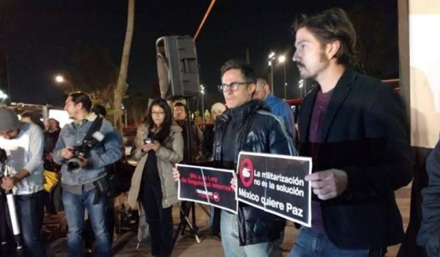 gvignau's tweet photo. Ojalá esta foto fuera reciente. Ojalá @diegoluna_ y @GaelGarciaB siguieran promoviendo la paz y la desmilitarización en México.

Imagino que andan muy ocupados... https://t.co/NsGBOya3AF