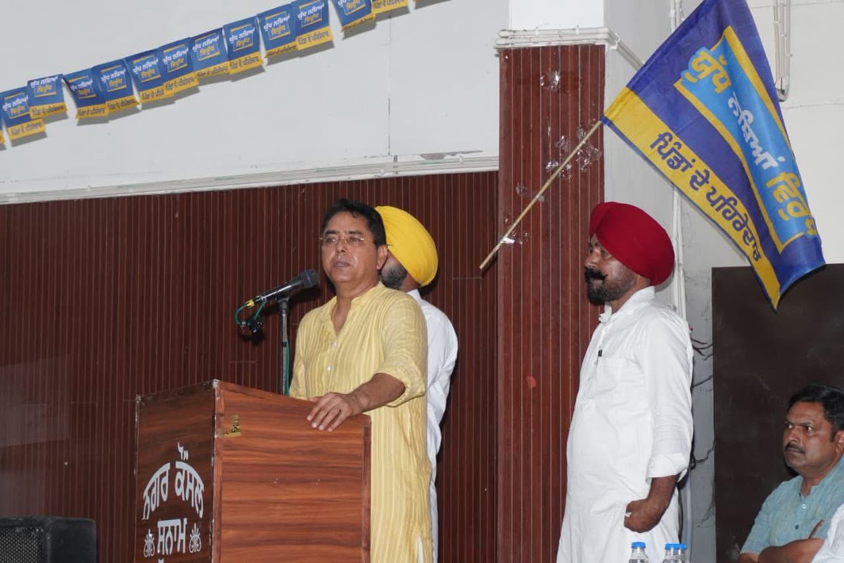 AroraAmanSunam's tweet photo. ‘ਯੁੱਧ ਨਸ਼ਿਆਂ ਵਿਰੁੱਧ’ ਮੁਹਿੰਮ ਦੀ ਜ਼ਮੀਨੀ ਪੱਧਰ ਉੱਤੇ ਸਫ਼ਲਤਾ ਨੂੰ ਯਕੀਨੀ ਬਣਾਉਣ ਲਈ ਅੱਜ ਸ਼ਹੀਦ ਊਧਮ ਸਿੰਘ ਸਰਕਾਰੀ ਕਾਲਜ ਸੁਨਾਮ ਦੇ ਆਡੀਟੋਰੀਅਮ ਵਿਖੇ ਮੀਟਿੰਗ ਕੀਤੀ। ਇਸ ਮੌਕੇ ਯੁੱਧ ਨਸ਼ਿਆਂ ਵਿਰੁੱਧ ਮੁਹਿੰਮ ਦੇ ਜ਼ਿਲ੍ਹਾ ਕੋਆਰਡੀਨੇਟਰ ਸੰਦੀਪ ਸਿੰਘ ਦੁੱਗਾਂ ਅਤੇ ਹੋਰ ਅਹੁਦੇਦਾਰਾਂ ਸਮੇਤ ਵੱਡੀ ਗਿਣਤੀ ਵਿੱਚ ਸਥਾਨਕ ਲੋਕਾਂ ਨੇ ਮੀਟਿੰਗ ਵਿੱਚ ਸ਼ਮੂਲੀਅਤ ਕਰਦੇ ਹੋਏ, ਨਸ਼ਿਆਂ ਦੇ ਖਾਤਮੇ ਲਈ ਸੰਕਲਪ ਲਿਆ।
‘ਆਪ’ ਦੇ ਕੌਮੀ ਕਨਵੀਨਰ ਸ਼੍ਰੀ @ArvindKejriwal ਜੀ ਦੀ ਦੂਰਅੰਦੇਸ਼ੀ ਅਤੇ ਮੁੱਖ ਮੰਤਰੀ ਸ. @BhagwantMann ਜੀ ਦੀ ਯੋਗ ਅਗਵਾਈ ਹੇਠ ਚਲਾਈ ਜਾ ਰਹੀ ਇਸ ਮੁਹਿੰਮ ਨੂੰ ਹਰ ਵਰਗ ਦੇ ਲੋਕਾਂ ਵੱਲੋਂ ਭਰਪੂਰ ਸਮਰਥਨ ਦਿੱਤਾ ਗਿਆ।