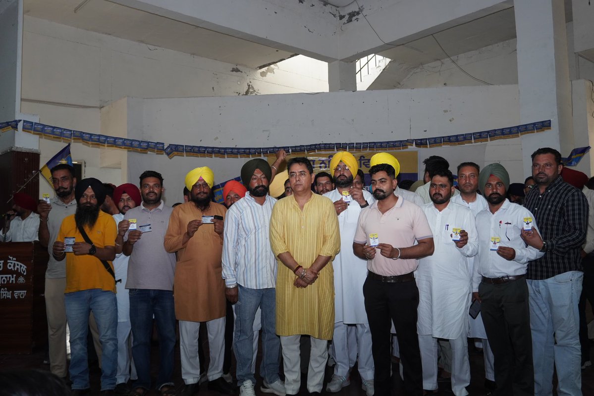 AroraAmanSunam's tweet photo. ‘ਯੁੱਧ ਨਸ਼ਿਆਂ ਵਿਰੁੱਧ’ ਮੁਹਿੰਮ ਦੀ ਜ਼ਮੀਨੀ ਪੱਧਰ ਉੱਤੇ ਸਫ਼ਲਤਾ ਨੂੰ ਯਕੀਨੀ ਬਣਾਉਣ ਲਈ ਅੱਜ ਸ਼ਹੀਦ ਊਧਮ ਸਿੰਘ ਸਰਕਾਰੀ ਕਾਲਜ ਸੁਨਾਮ ਦੇ ਆਡੀਟੋਰੀਅਮ ਵਿਖੇ ਮੀਟਿੰਗ ਕੀਤੀ। ਇਸ ਮੌਕੇ ਯੁੱਧ ਨਸ਼ਿਆਂ ਵਿਰੁੱਧ ਮੁਹਿੰਮ ਦੇ ਜ਼ਿਲ੍ਹਾ ਕੋਆਰਡੀਨੇਟਰ ਸੰਦੀਪ ਸਿੰਘ ਦੁੱਗਾਂ ਅਤੇ ਹੋਰ ਅਹੁਦੇਦਾਰਾਂ ਸਮੇਤ ਵੱਡੀ ਗਿਣਤੀ ਵਿੱਚ ਸਥਾਨਕ ਲੋਕਾਂ ਨੇ ਮੀਟਿੰਗ ਵਿੱਚ ਸ਼ਮੂਲੀਅਤ ਕਰਦੇ ਹੋਏ, ਨਸ਼ਿਆਂ ਦੇ ਖਾਤਮੇ ਲਈ ਸੰਕਲਪ ਲਿਆ।
‘ਆਪ’ ਦੇ ਕੌਮੀ ਕਨਵੀਨਰ ਸ਼੍ਰੀ @ArvindKejriwal ਜੀ ਦੀ ਦੂਰਅੰਦੇਸ਼ੀ ਅਤੇ ਮੁੱਖ ਮੰਤਰੀ ਸ. @BhagwantMann ਜੀ ਦੀ ਯੋਗ ਅਗਵਾਈ ਹੇਠ ਚਲਾਈ ਜਾ ਰਹੀ ਇਸ ਮੁਹਿੰਮ ਨੂੰ ਹਰ ਵਰਗ ਦੇ ਲੋਕਾਂ ਵੱਲੋਂ ਭਰਪੂਰ ਸਮਰਥਨ ਦਿੱਤਾ ਗਿਆ।