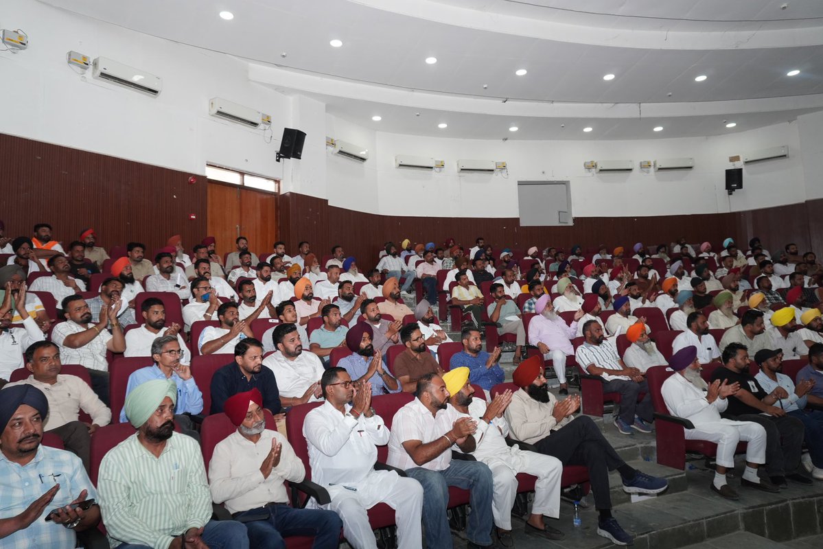 AroraAmanSunam's tweet photo. ‘ਯੁੱਧ ਨਸ਼ਿਆਂ ਵਿਰੁੱਧ’ ਮੁਹਿੰਮ ਦੀ ਜ਼ਮੀਨੀ ਪੱਧਰ ਉੱਤੇ ਸਫ਼ਲਤਾ ਨੂੰ ਯਕੀਨੀ ਬਣਾਉਣ ਲਈ ਅੱਜ ਸ਼ਹੀਦ ਊਧਮ ਸਿੰਘ ਸਰਕਾਰੀ ਕਾਲਜ ਸੁਨਾਮ ਦੇ ਆਡੀਟੋਰੀਅਮ ਵਿਖੇ ਮੀਟਿੰਗ ਕੀਤੀ। ਇਸ ਮੌਕੇ ਯੁੱਧ ਨਸ਼ਿਆਂ ਵਿਰੁੱਧ ਮੁਹਿੰਮ ਦੇ ਜ਼ਿਲ੍ਹਾ ਕੋਆਰਡੀਨੇਟਰ ਸੰਦੀਪ ਸਿੰਘ ਦੁੱਗਾਂ ਅਤੇ ਹੋਰ ਅਹੁਦੇਦਾਰਾਂ ਸਮੇਤ ਵੱਡੀ ਗਿਣਤੀ ਵਿੱਚ ਸਥਾਨਕ ਲੋਕਾਂ ਨੇ ਮੀਟਿੰਗ ਵਿੱਚ ਸ਼ਮੂਲੀਅਤ ਕਰਦੇ ਹੋਏ, ਨਸ਼ਿਆਂ ਦੇ ਖਾਤਮੇ ਲਈ ਸੰਕਲਪ ਲਿਆ।
‘ਆਪ’ ਦੇ ਕੌਮੀ ਕਨਵੀਨਰ ਸ਼੍ਰੀ @ArvindKejriwal ਜੀ ਦੀ ਦੂਰਅੰਦੇਸ਼ੀ ਅਤੇ ਮੁੱਖ ਮੰਤਰੀ ਸ. @BhagwantMann ਜੀ ਦੀ ਯੋਗ ਅਗਵਾਈ ਹੇਠ ਚਲਾਈ ਜਾ ਰਹੀ ਇਸ ਮੁਹਿੰਮ ਨੂੰ ਹਰ ਵਰਗ ਦੇ ਲੋਕਾਂ ਵੱਲੋਂ ਭਰਪੂਰ ਸਮਰਥਨ ਦਿੱਤਾ ਗਿਆ।