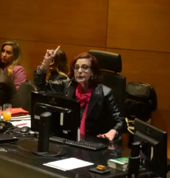 DanPimpao's tweet photo. Durante o julgamento do caso Henry Borel, a juíza Elizabeth Louro fez um forte discurso sobre o papel da mulher na sociedade.

Ela afirmou que o julgamento social sobre Monique foi infinitamente mais duro por ela ser mulher e que se fosse o pai nessa posição, muito provavelmente nem processado ele teria sido. 

Disse que Monique já sofreu um castigo severo o suficiente e criticou a reação que considerou desproporcional por parte da sociedade, classificando-a como discriminatória e fruto de uma cultura que exige que a mulher seja uma mãe perfeita.

A juíza ainda citou o massacre que Monique sofreu nas redes sociais e as agressões sofridas no cárcere,  afirmando que ela foi alvo de uma perseguição implacável contra a sua honra. 

Essa postura tem dividido opiniões nessa manhã.