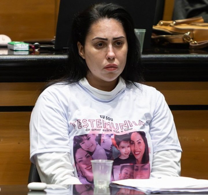 DanPimpao's tweet photo. Durante o julgamento do caso Henry Borel, a juíza Elizabeth Louro fez um forte discurso sobre o papel da mulher na sociedade.

Ela afirmou que o julgamento social sobre Monique foi infinitamente mais duro por ela ser mulher e que se fosse o pai nessa posição, muito provavelmente nem processado ele teria sido. 

Disse que Monique já sofreu um castigo severo o suficiente e criticou a reação que considerou desproporcional por parte da sociedade, classificando-a como discriminatória e fruto de uma cultura que exige que a mulher seja uma mãe perfeita.

A juíza ainda citou o massacre que Monique sofreu nas redes sociais e as agressões sofridas no cárcere,  afirmando que ela foi alvo de uma perseguição implacável contra a sua honra. 

Essa postura tem dividido opiniões nessa manhã.