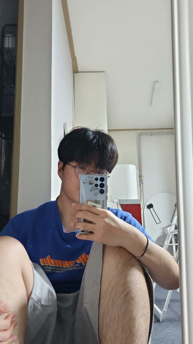 Berrymelon96's tweet photo. 심심티비
오랜만에 안경 https://t.co/yhNAx4B902