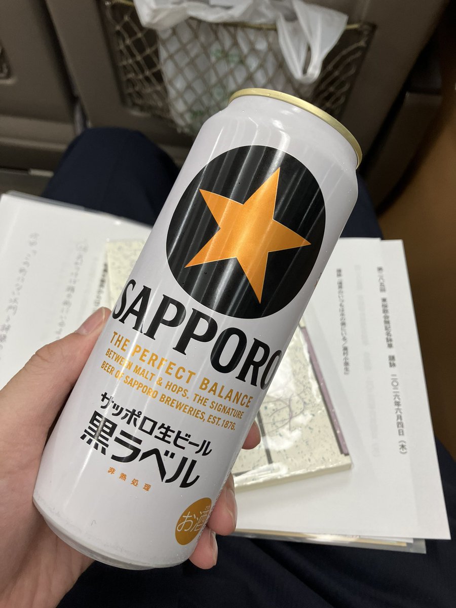 tatanon's tweet photo. 遅れて参加したので投票も作者も不明で一人反省会の難易度が上がっています。

題の川柳は「境界のいつもは水の側にいる／瀧村小奈生」。仕事柄「境界」は「ケイカイ」と読んでしまいます。

看板は一足早く梅雨入り。てるてる坊主もかえるもカタツムリも嬉しそう。紫陽花は荻原さんが見にゆく紫陽花？ https://t.co/f769h6TCBe