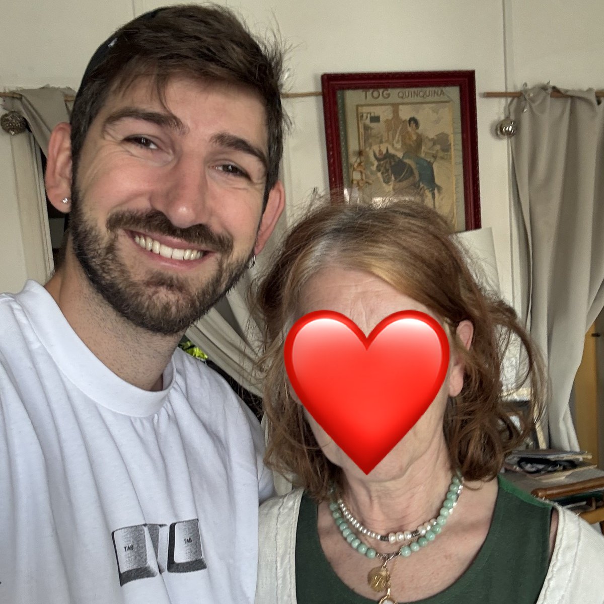 benjamincode's tweet photo. Ma mère souffre d'un Alzheimer précoce.

Je passe la semaine avec elle.
Je tente d'utiliser toute la technologie dont on dispose aujourd'hui pour réaménager l'appart afin de l'accompagner au mieux dans sa maladie.  

Domotique, Capteurs, IA...
Tout ce que je peux trouver pour l'aider.

Le jour, je suis avec elle, je réponds à ses questions. Je lui confirme plusieurs fois par jour que je suis bien son fils, le nom de mes frères, je réponds en boucle, peut être 30x par jour aux mêmes questions, ainsi qu'à ses hallucinations.

La nuit, je vibecode les interfaces qui nous permettront de l'assister à distance et de calmer ses anxiétés. 

Je suis en miette mais c'est la première fois que je mets mon ingéniosité au service d'une personne aussi proche de moi, sur de telles problématiques. Ça donne de la force et de l'espoir.

Tiens bon Maman.