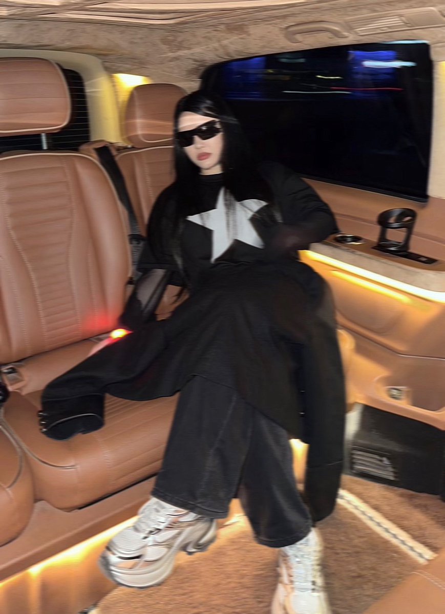 evil_to_men's tweet photo. someone should be cleaning my dirty sneakers after every event 🥱 https://t.co/Nehqspp1Tg