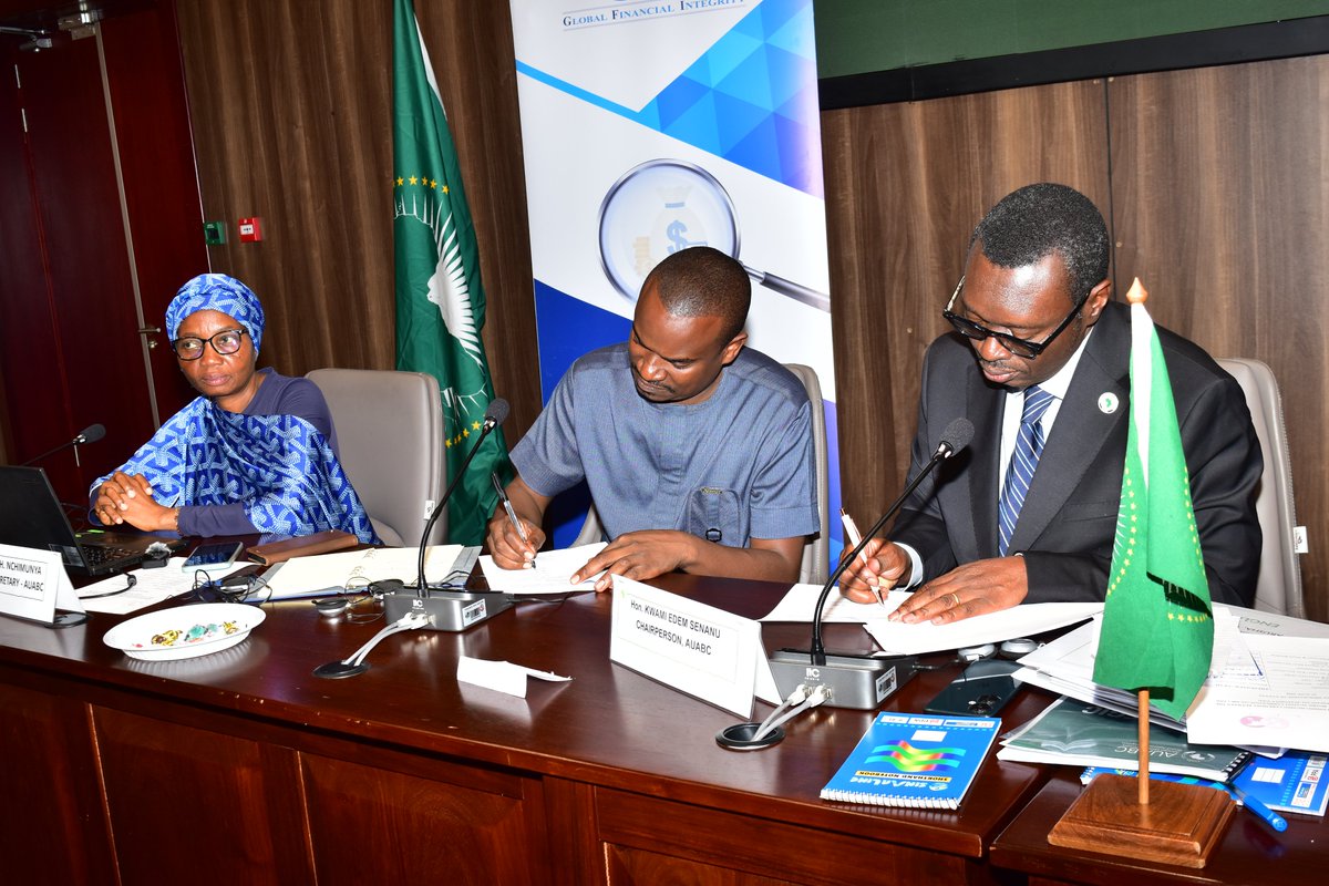 IllicitFlows's tweet photo. MoU Signing ceremony between @AUABC_ &amp; GFI; deepening collaboration on promoting professional integrity, beneficial ownership disclosures &amp; anti-corruption awareness initiatives in #Africa. https://t.co/zuOUKuwNkh