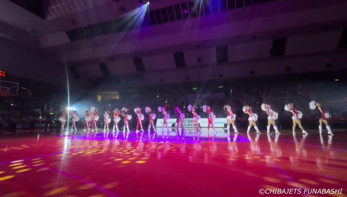 HanakaSTARJETS's tweet photo. LAST RUNWAY#11 ~FINAL FLIGHT~ 

 #千葉ジェッツ に関わる方だけでなく、バスケットボール界の歴史にも残るであろう瞬間に立ち会えたこと、そしてパフォーマンスで出演させていただけたことを大変光栄に思います！

試合終了後の景色は、優勝にも匹敵するほど感動的で、本当に美しい光景でした✨️ https://t.co/RWva8b5TrL
