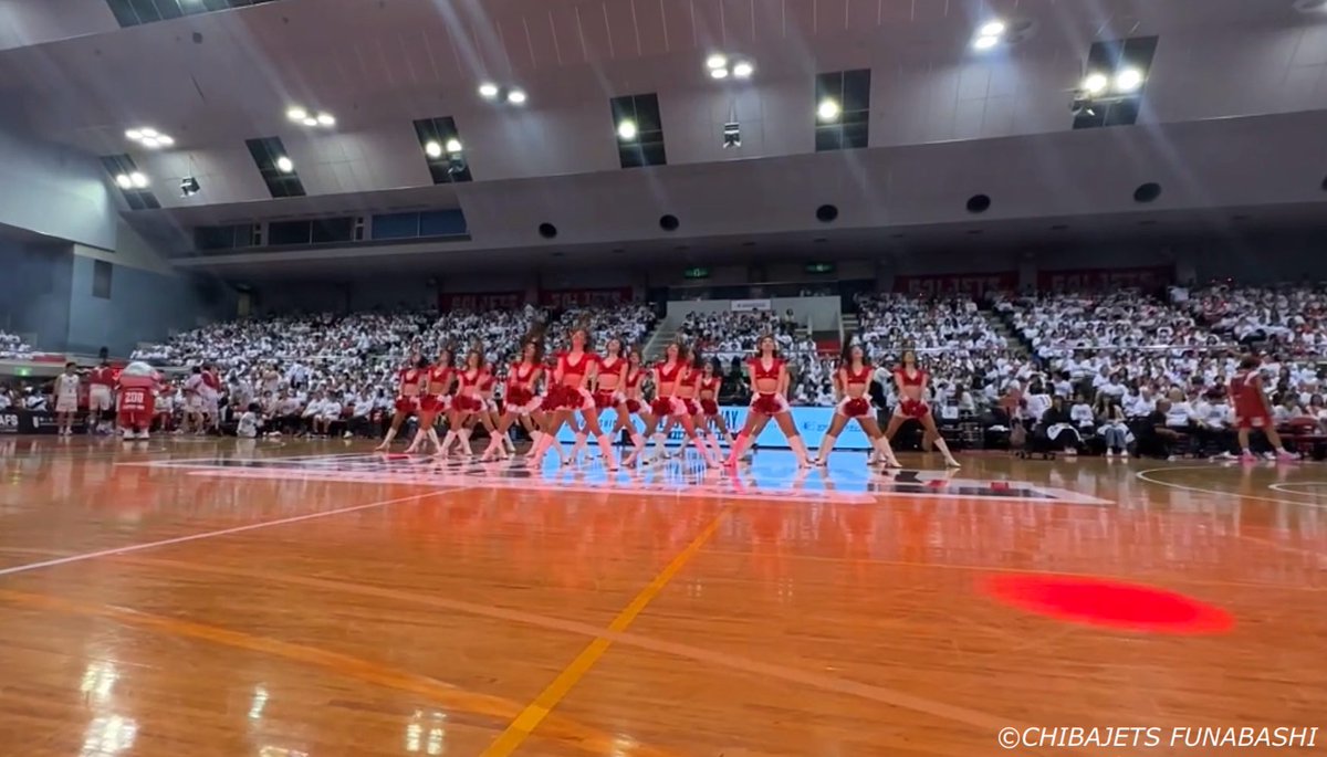 HanakaSTARJETS's tweet photo. LAST RUNWAY#11 ~FINAL FLIGHT~ 

 #千葉ジェッツ に関わる方だけでなく、バスケットボール界の歴史にも残るであろう瞬間に立ち会えたこと、そしてパフォーマンスで出演させていただけたことを大変光栄に思います！

試合終了後の景色は、優勝にも匹敵するほど感動的で、本当に美しい光景でした✨️ https://t.co/RWva8b5TrL