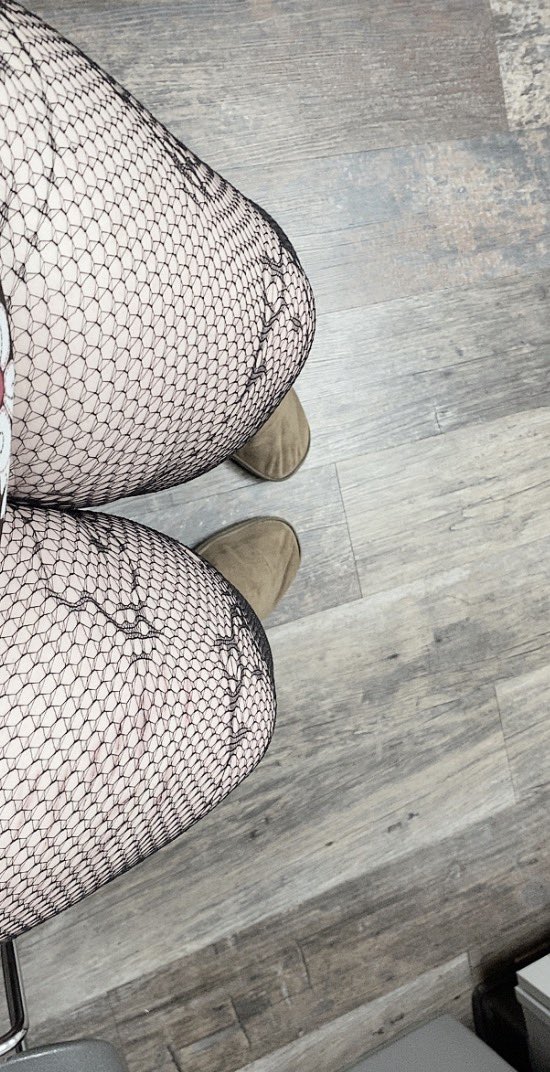 failuregrll's tweet photo. LOOK ITS HELLO KITTY ON NY LEGS !!! https://t.co/k4vypDlnRO