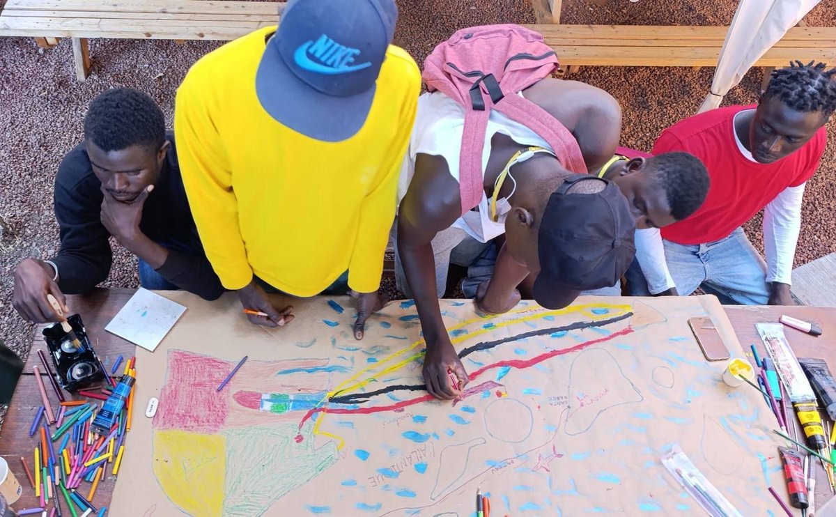 ipnacsic's tweet photo. El jardín del #IPNA-CSIC acogió la 1ª sesión del taller del proyecto #RootsToRoutes que se desarrollará los lunes de junio con participantes de Senegal y Gambia.

▶️ Un espacio para compartir experiencias, generar confianza y reflexionar sobre las migraciones y las fronteras. https://t.co/sd3Mkf1f8w