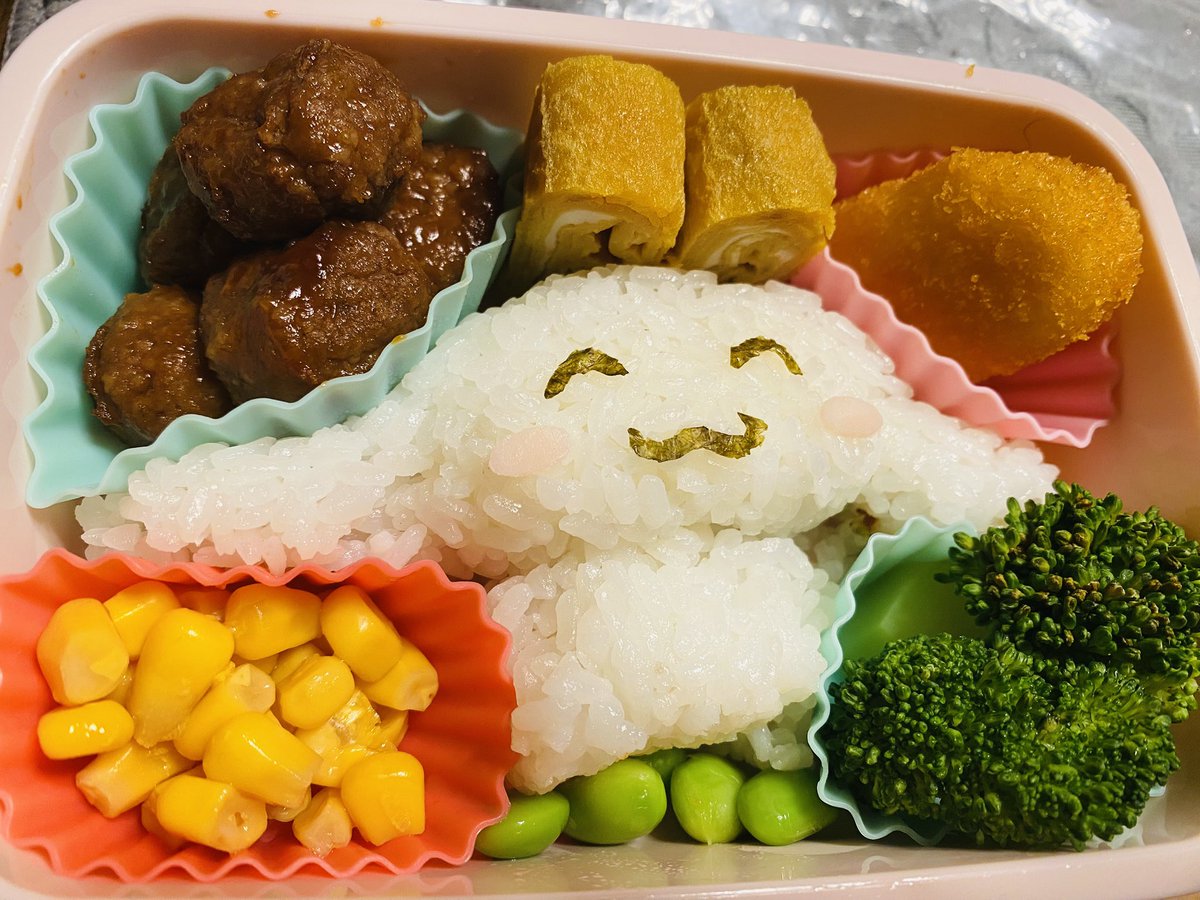 ququcyama's tweet photo. 娘のお弁当ワンパターンな上に卵焼きの刺さり具合があまりにもセンス無くて笑える😂
顔だけは娘のリクエストでニコニコ顔に…😇
#飯テロ https://t.co/zlgk6fZPFt