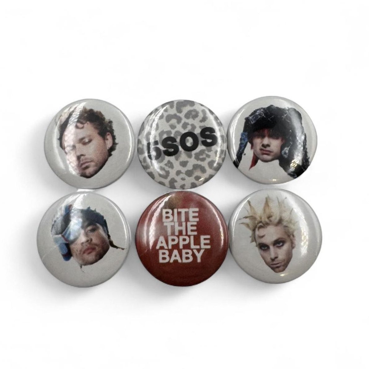 dangitzmorgan's tweet photo. 5SOS buttons were so up!! https://t.co/p7ZXgenYzj
