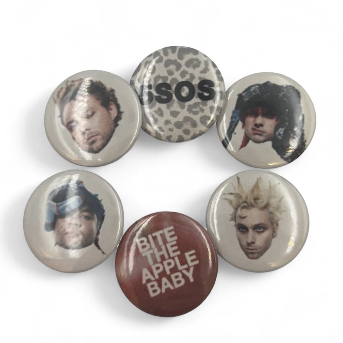 dangitzmorgan's tweet photo. 5SOS buttons were so up!! https://t.co/p7ZXgenYzj