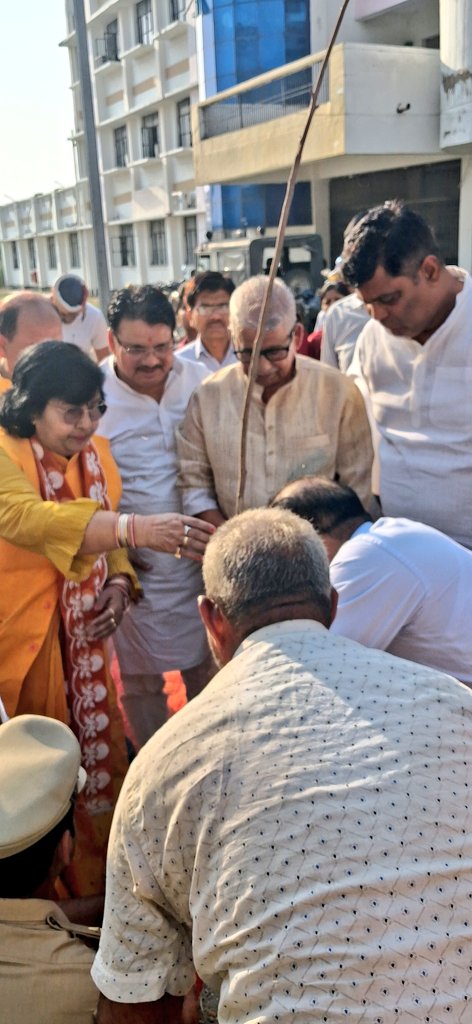 DmAmethi's tweet photo. तदोपरांत विकास भवन परिसर में "एक पेड़ मां के नाम" पौधारोपण कर पर्यावरण संरक्षण का संदेश दिया एवं इस वर्षा काल में जनपद वासियों से अधिक से अधिक पेड़ लगाने एवं उन्हें संरक्षित करने की अपील की। https://t.co/H5FNtrm4ME