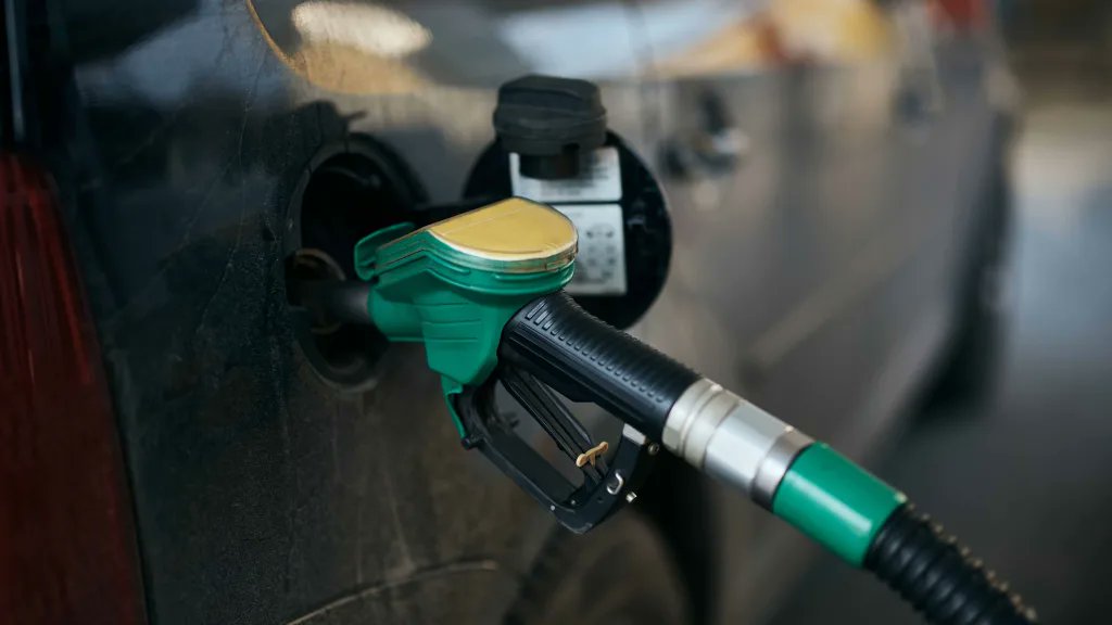 elestimulo's tweet photo. Cronograma gasolina: a esta placa le toca hoy 4 de junio https://t.co/6avO4qr3if https://t.co/tNR9xEdztB