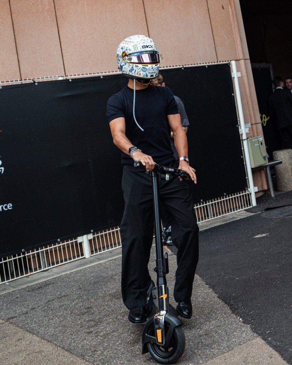 InfoLN4's tweet photo. Alguém tá ansioso para correr! Lando chegando para o Media Day do GP de Mônaco. 🤍 https://t.co/6097TiAMiI