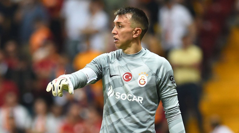 FollwTheLeader's tweet photo. 🚨 SON DAKİKA 🚨

Uruguay Futbol Federasyonu, Fernando Muslera hakkında bahis sebebiyle soruşturma açıldı.

- Sizce bu karaktersiz, Türkiye'de tertemizdi de ülkesine gidince mi bahis oynamak aklına geldi? https://t.co/1NynRJs82d