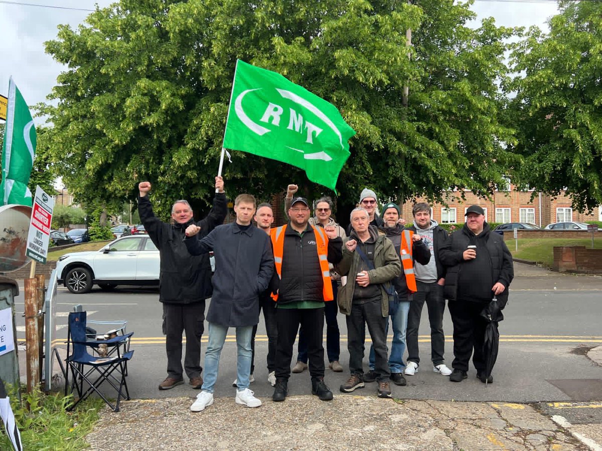 NSSN_AntiCuts's tweet photo. #NSSN sends #solidarity to @RMTLondon #TubeStrike 
@RMTunion https://t.co/uZC3ckwFD0